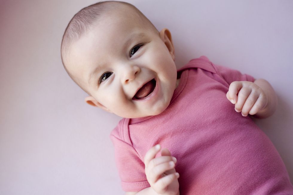 niña bebé riendo