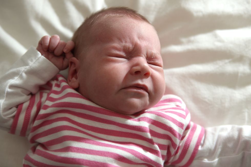 el estornudo de los bebés es uno de los ruidos que hacen los recién nacidos y que puede preocupar a los padres