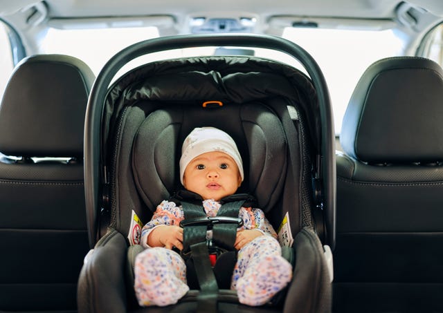 bebe sentado en sillita de coche