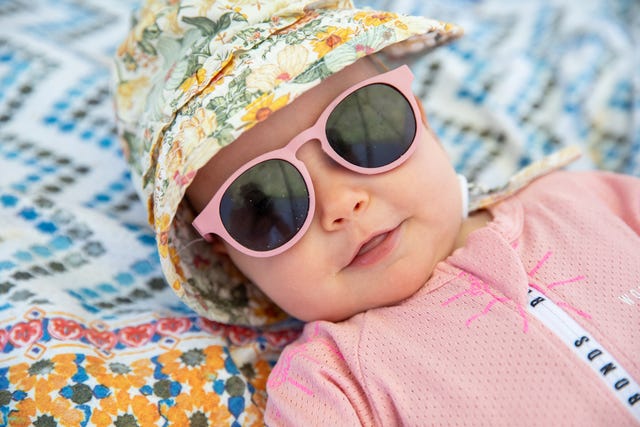 bebe con gafas de sol y gorro