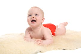 bebe con pañal de tela rojo