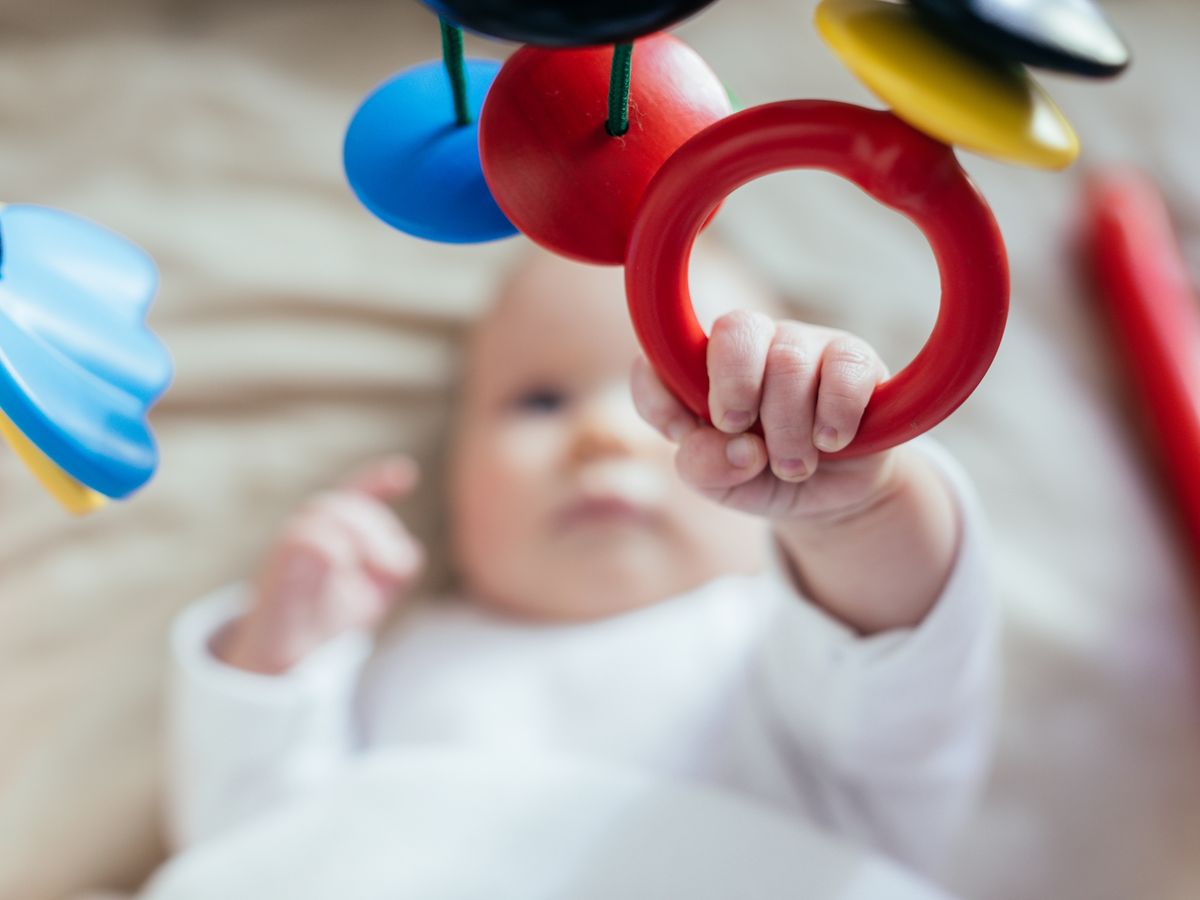 Estos son los 5 juguetes para bebés más adecuados para regalar esta Navidad  según una pediatra