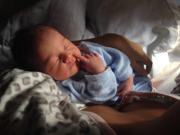 bebe dormido en brazos de su madre