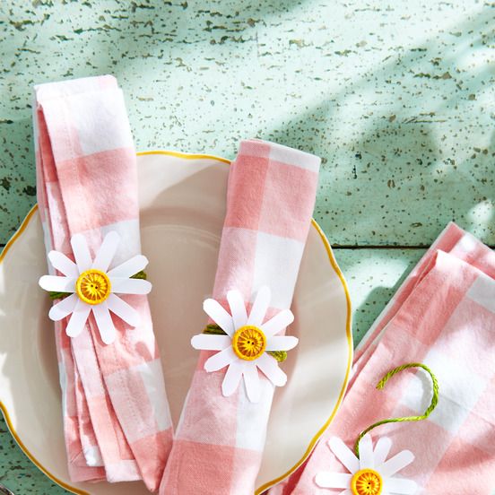 daisy shaped napkin rings on pink and white gingham linen napkins