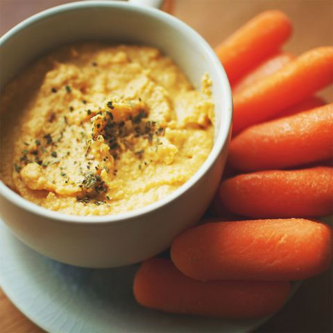 baby carrots with hummus