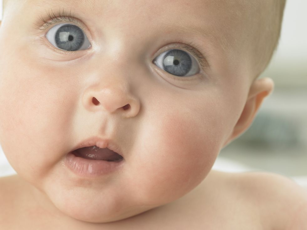 bebé sorprendido con los ojos muy abiertos