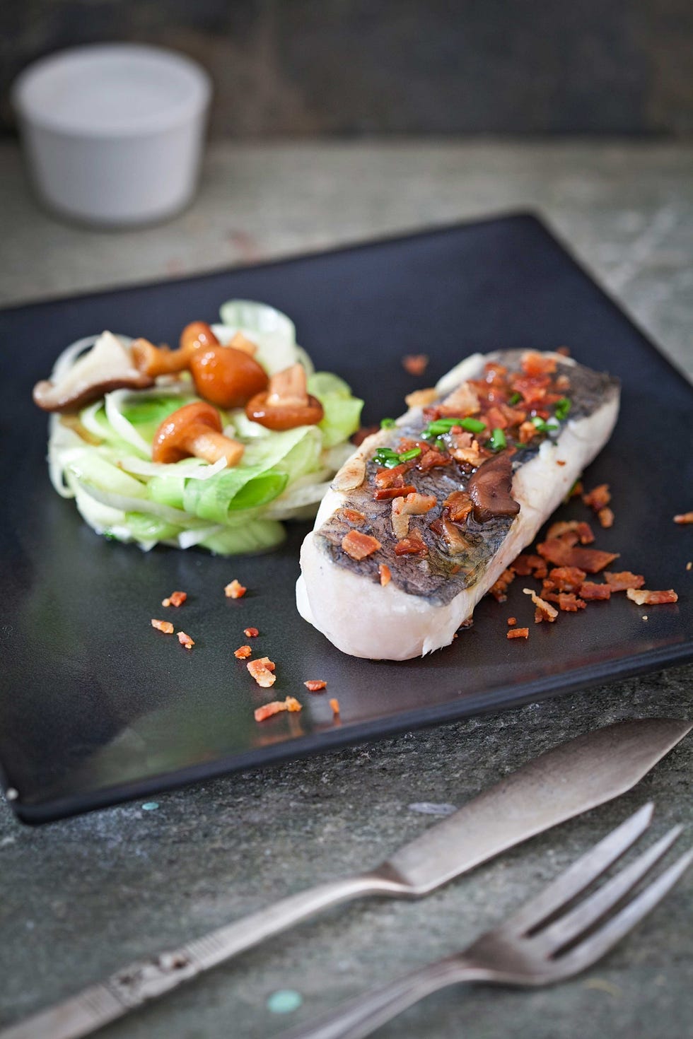 Bacalao al horno con puerros, setas y bacon