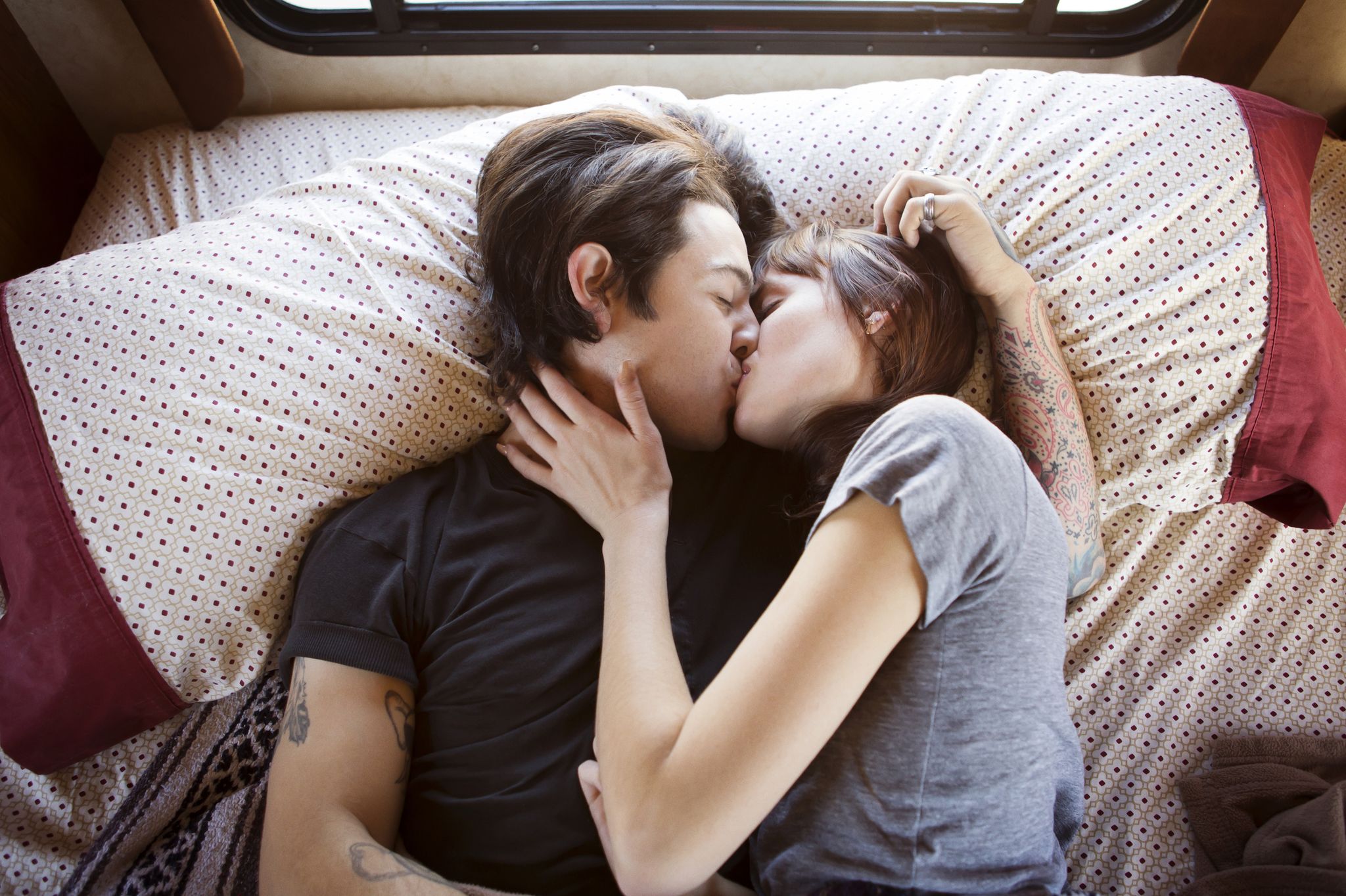 Threesome love. Первое свидание в постели. Нежный поцелуй фото. Переспать на первом свидании.