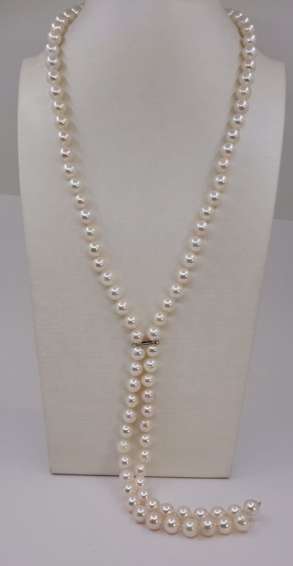a necklace with pearls