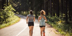 dos mujeres corriendo de espaldas