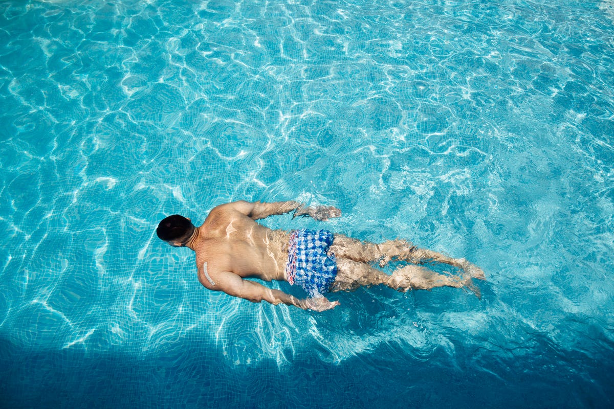 El Hombre Llevaba Gafas De Natación En La Piscina Fotos, retratos