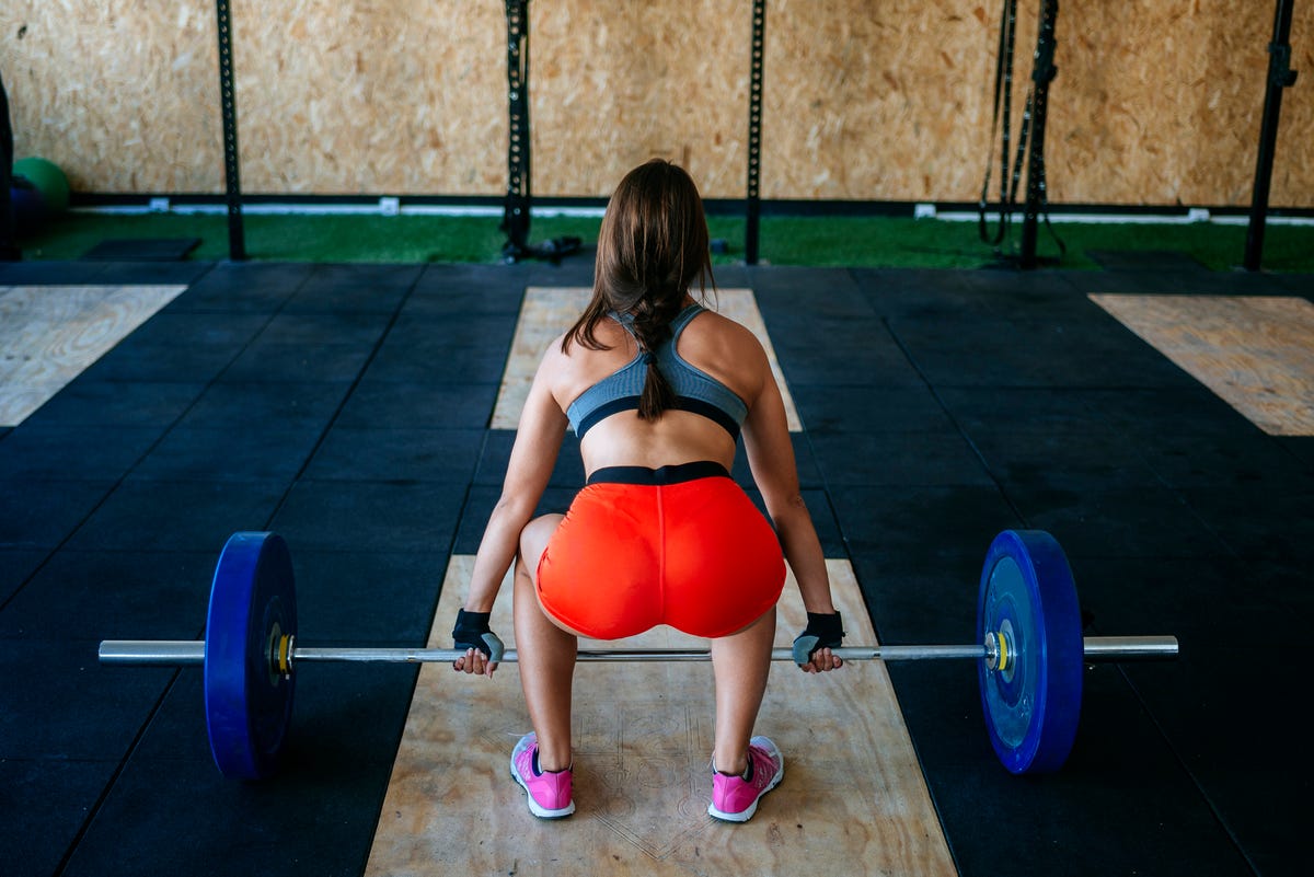 Sentadilla Sumo con barra - Estándares para hombres y mujeres (kg