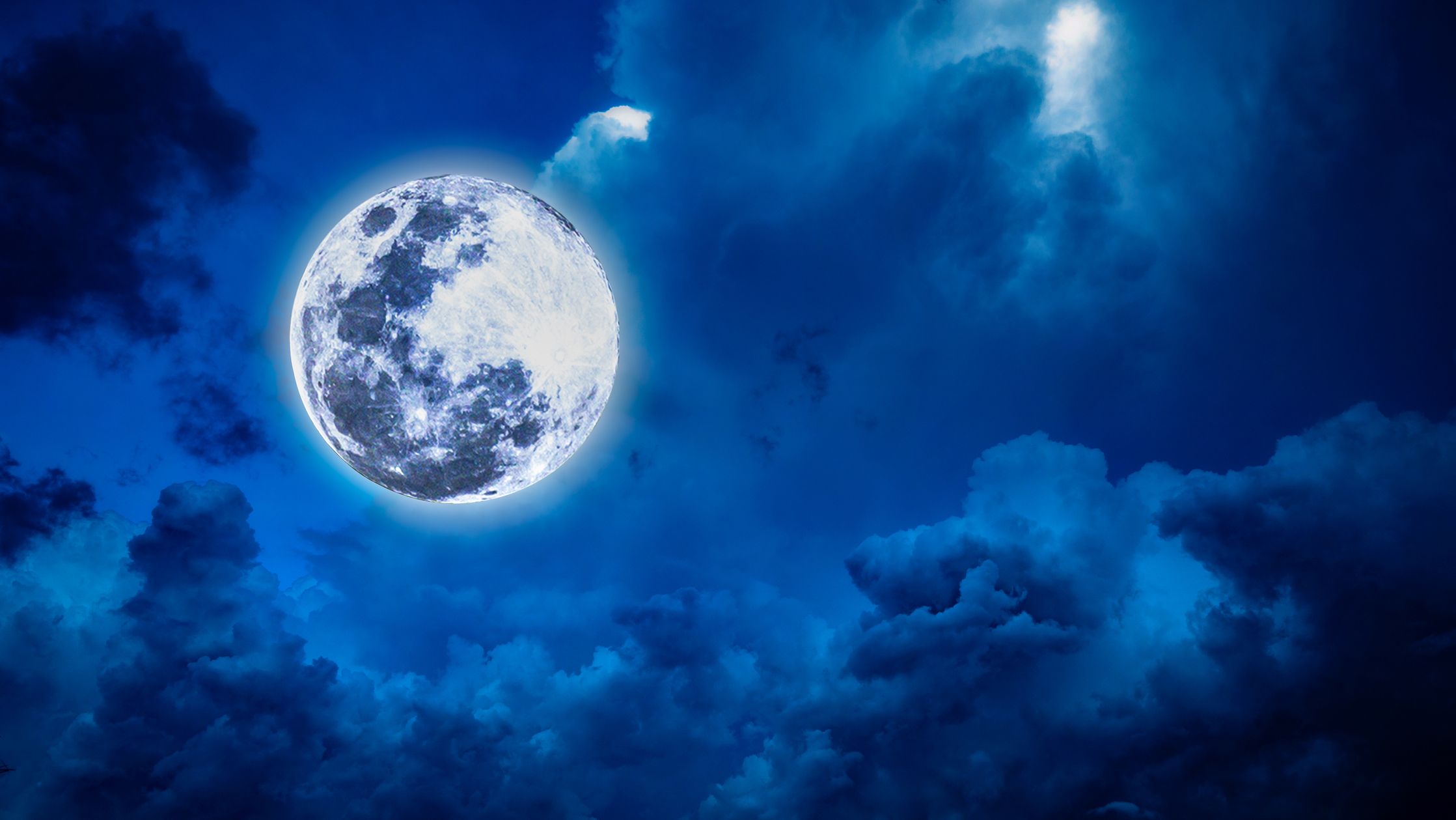 Mặt trăng xanh, một hiện tượng hiếm hoi, đang được săn đón khắp nơi trong tháng 8/