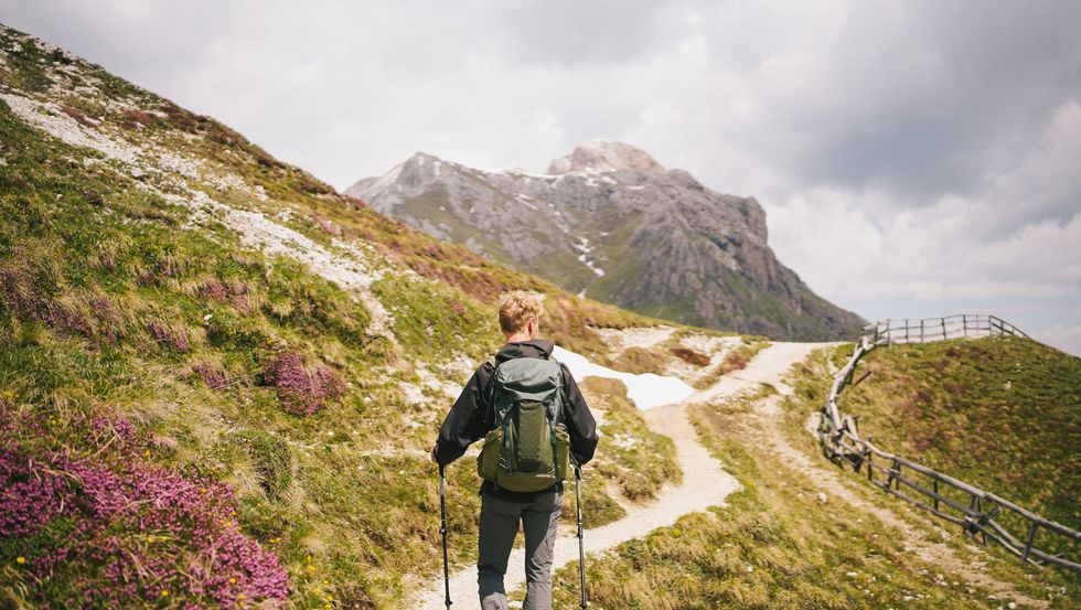 persona che fa trekking