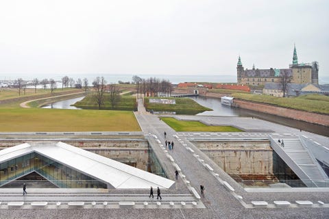 Dit Deensemuseum werd gebouwd door BIG Bjarke Ingels Group Het ligt in Helsingr tussen hetUNESCOwerelderfgoed Slot Kronborg dat volgens sommigen de inspiratiebron was voor Shakespeares Hamlet en de Kulturvrftet Cultuurwerf van de stad Op een steenworp afstand van dergelijke architectonische en culturele hoogstandjes valt het MS Museet for Sfart Deens maritiem museum op door zijn huisvesting in een ondergronds voormalig droogdok Het hoogste punt van het museum is de bovenkant van de glazen afschermingswanden die een meter boven de grond uitsteken Binnen vormen schuine bruggen de verbinding tussen verschillende ruimten waar koopvaardijschepen en hun verhalen uit de afgelopen vierhonderd jaar te bewonderen zijn In het museum bevinden zich ook een caf en een winkel allemaal ondergronds