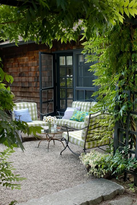 backyard decorating ideas, plaid outdoor seating