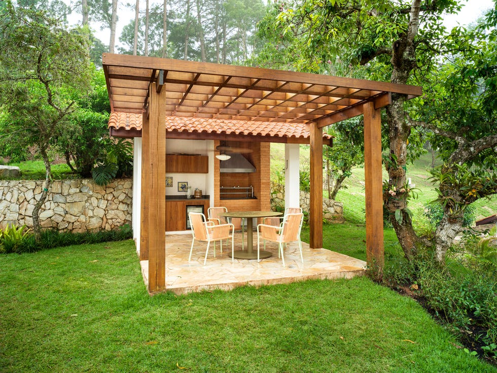 backyard kitchen and dining area under pergola