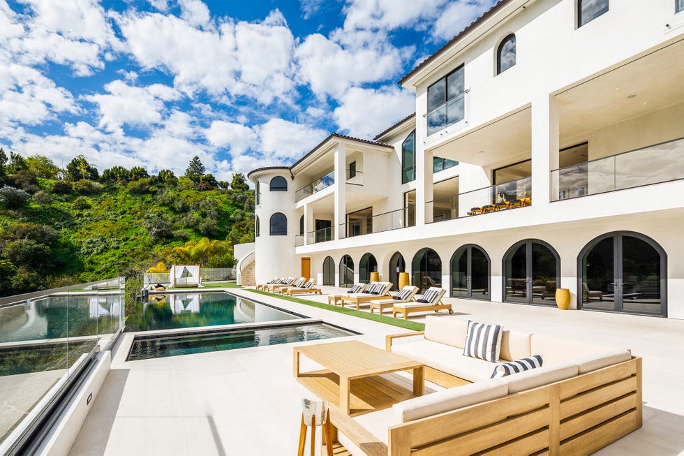 modern backyard pool