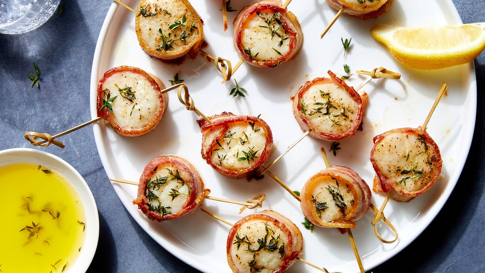 bacon wrapped scallops with butter sauce and lemon