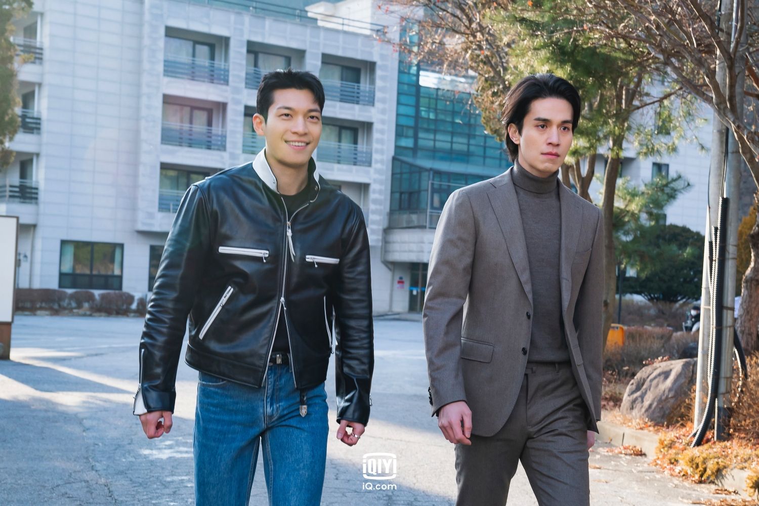 九尾狐传1938》公开李栋旭全新个人剧照：那个年代没有WIFI 也