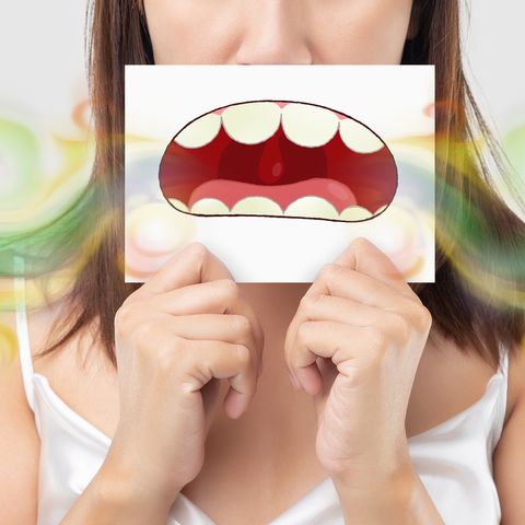 vrouw met halitose, afbeelding van mond voor gezicht met stank