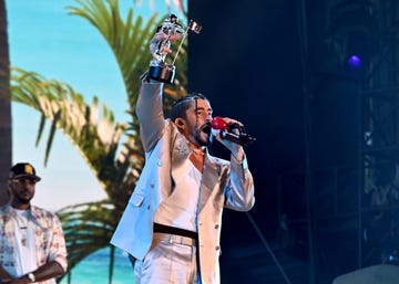 los besos de bad bunny con sus bailarines en los mtv vmas