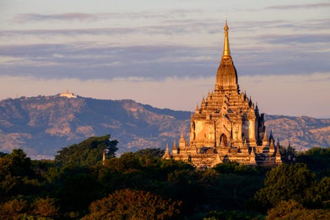 BAGAN MYANMARZover het oog reikt is deze heilige en stoffige vlakte bezaaid met boeddhistische tempels stoepas pagodes en kloosters Bestudeer de prachtige frescos en de stilistische verschillen tussen de tempels  in je eentje met een gids of vanaf grote hoogte bij zonsopgang in een heteluchtballon