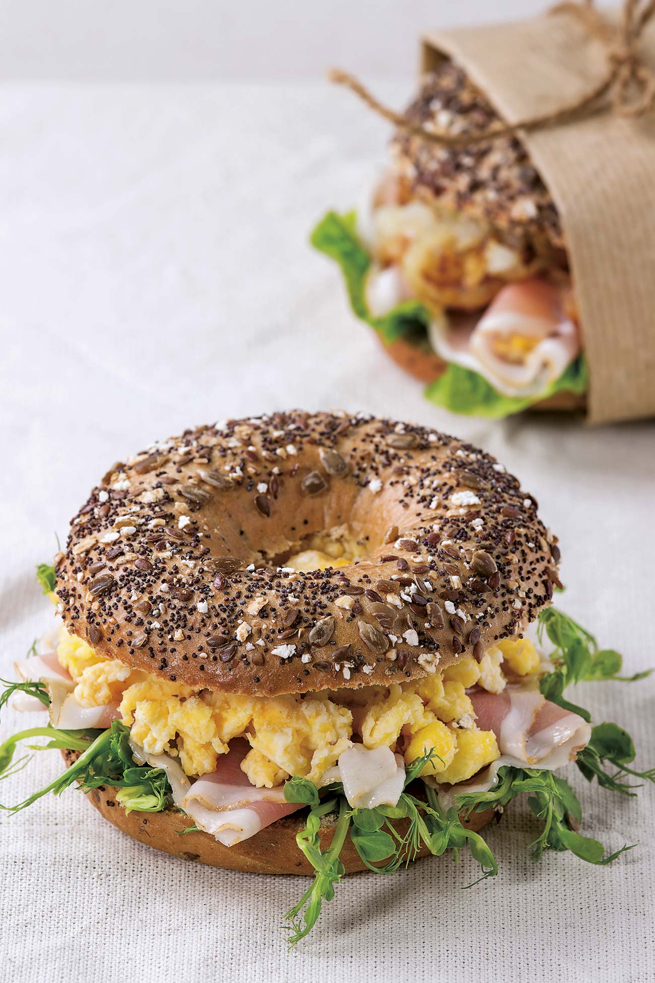 bagels con huevos revueltos y beicon