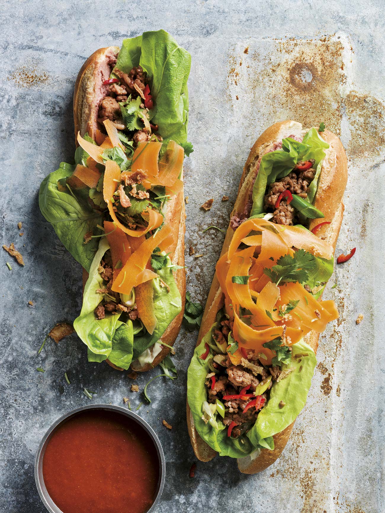 bocadillo baguette con pollo y lechuga