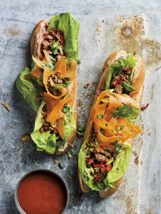 bocadillo baguette con pollo y lechuga