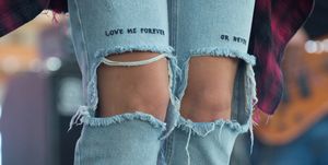 ripped-jeans-in-de-zon