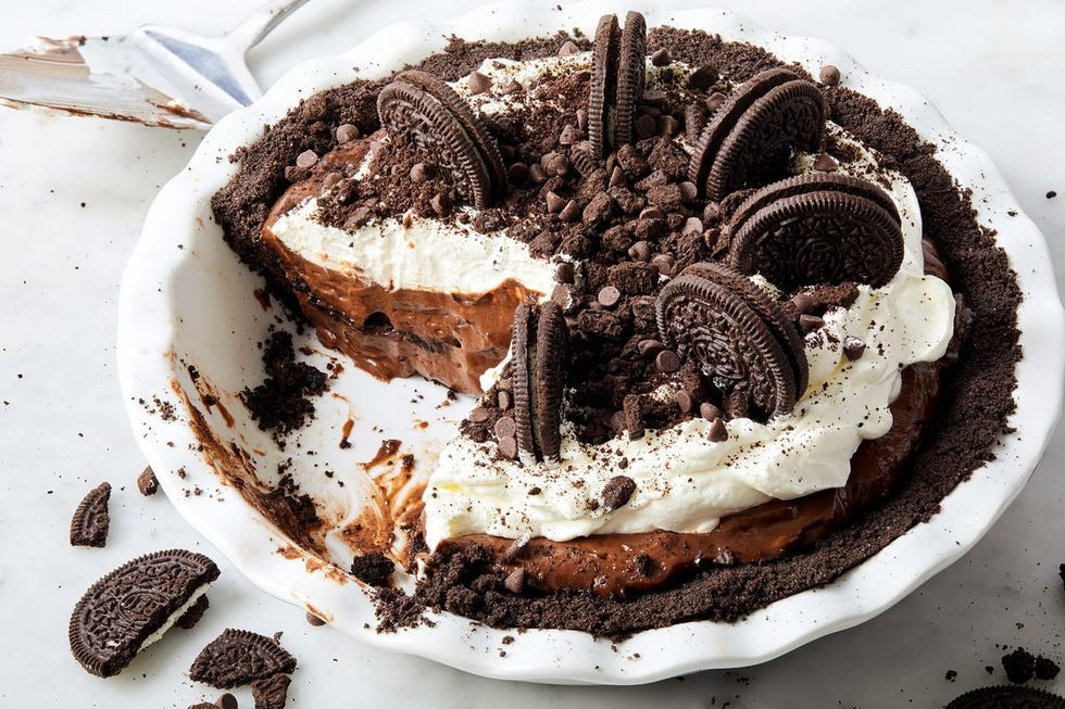 baileys chocolate cream pie with oreos on top