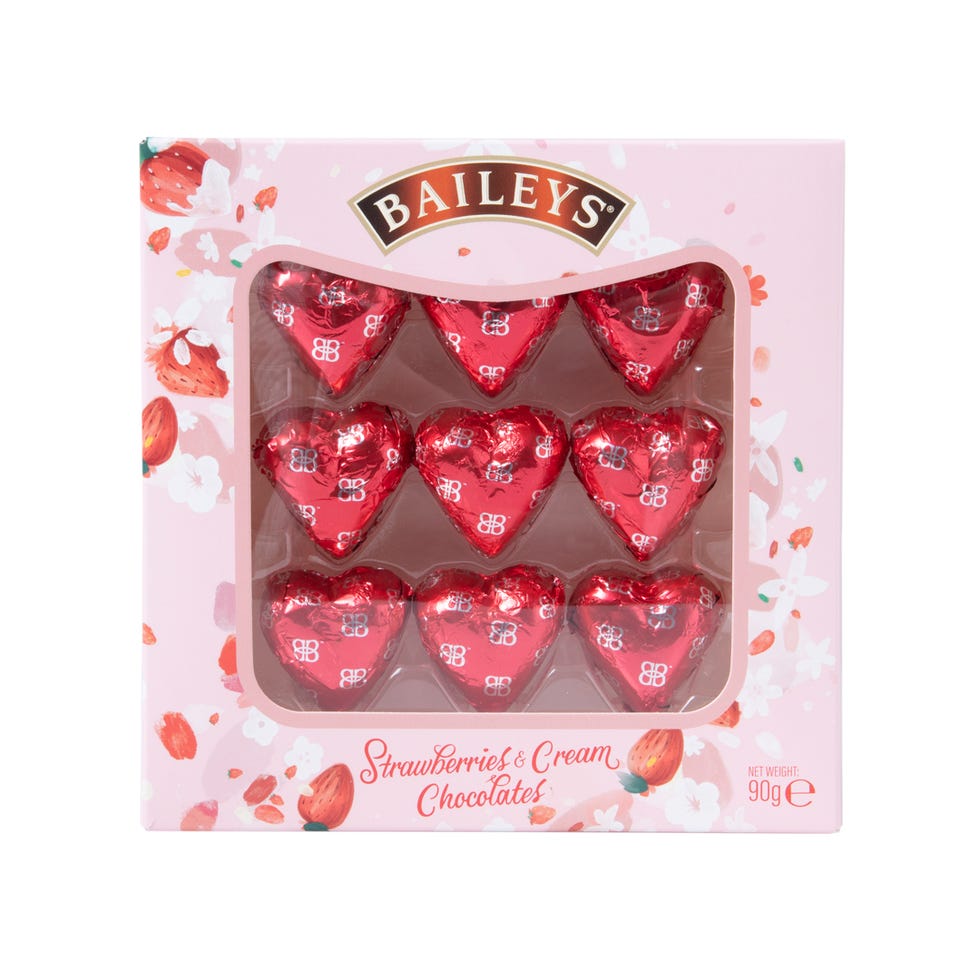 Heart, Food, Baking cup, String instrument accessory, Muffin, Confectionery, 