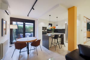 cocina abierta con comedor de diseño moderno