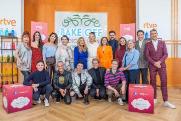 concursantes, presentadora y jurado de 'bake off famosos al horno 2025'