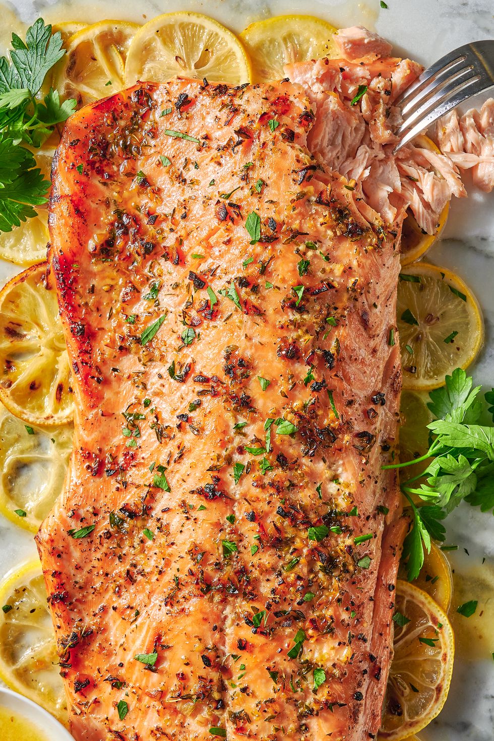 baked salmon with lemon slices and herbs