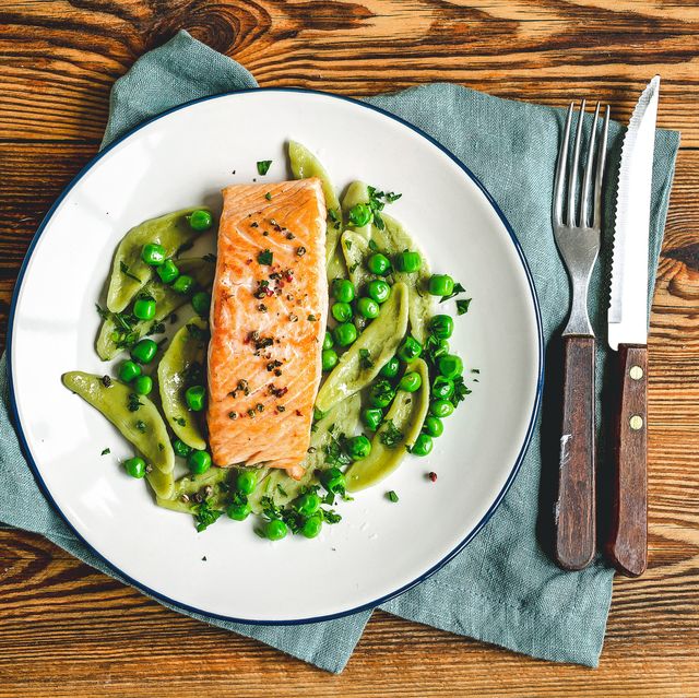 baked salmon with spinach pasta and green peas
