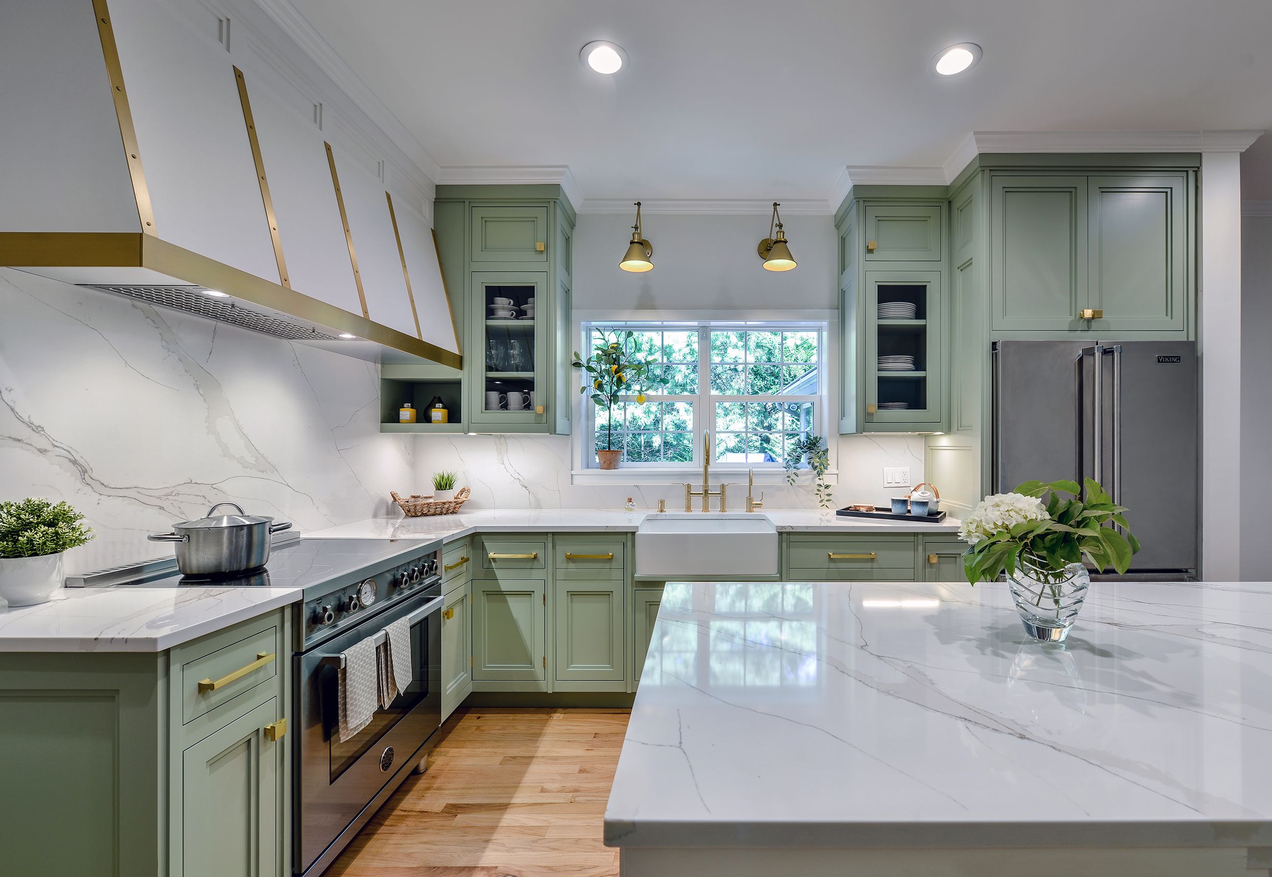 Are All-White Kitchens Over? The Popular Color Trend That's on the Rise