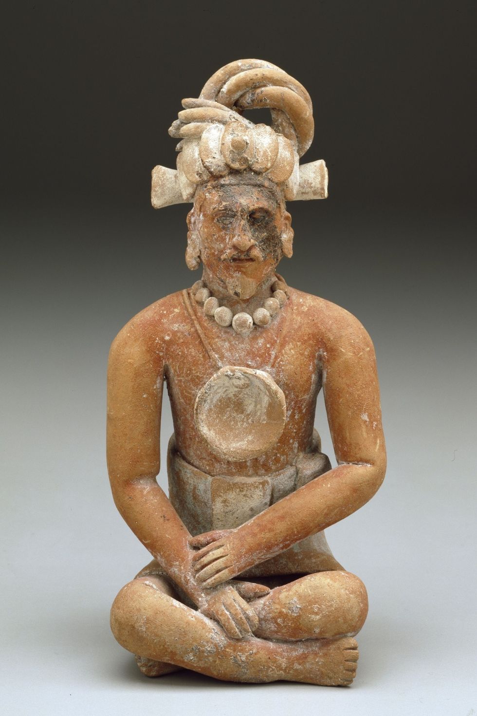 Dit beschilderde beeld van aardewerk van een gezeten en bebaarde Mayaman stamt uit de Laatklassieke periode circa 600900 na Chr
