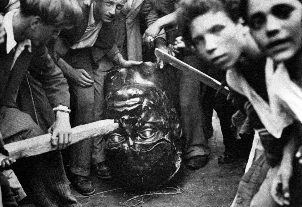 Op 25 juli 1943 vieren Italianen de ondergang van het fascisme door een standbeeld van Benito Mussolini omver te werpen en te vernielen Die ochtend had koning Victor Emmanuel III de dictator als staatshoofd afgezet en hem laten arresteren