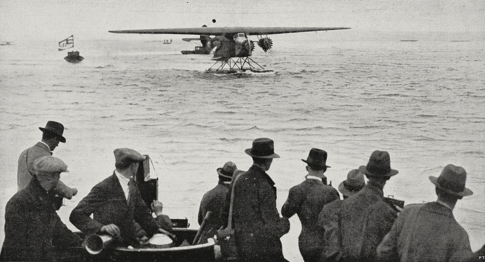 Het vliegtuig waarin Amelia Earhart zat tijdens haar eerste tocht over de Atlantische Oceaan arriveert in Burry Port in Wales Hoewel ze slechts passagier was  een zak aardappelen in haar ogen woorden  maakte de vlucht haar beroemd