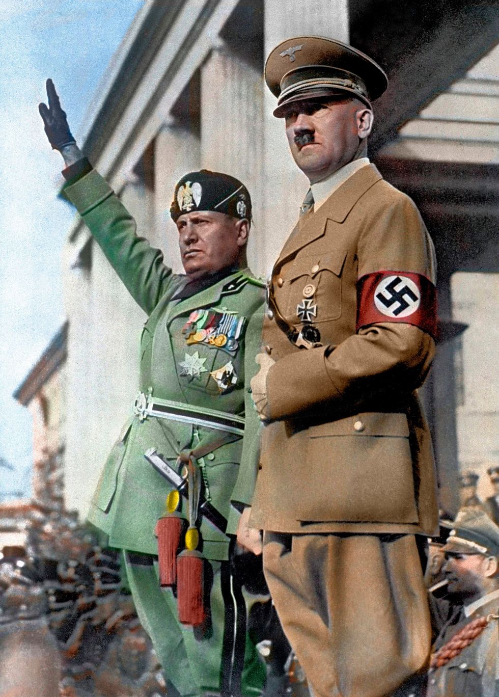 Tijdens een ontmoeting met de Duitse dictator Adolf Hitler in Mnchen in september 1937 brengt Mussolini de fascistengroet