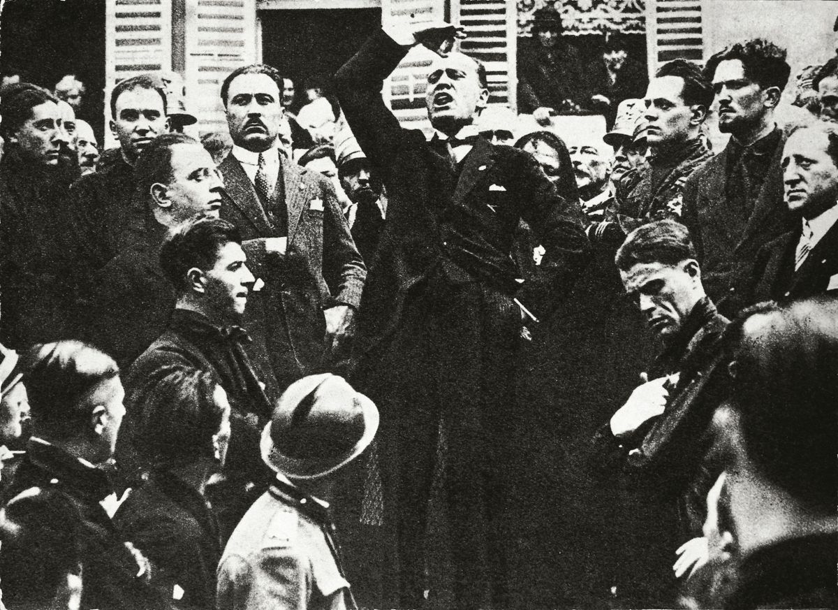 Benito Mussolini houdt een toespraak De toekomstige fascistische dictator stond bekend om zijn charisma en meeslepende retoriek en wist in 1922 aan de macht te komen door in te spelen op de groeiende onvrede in Itali