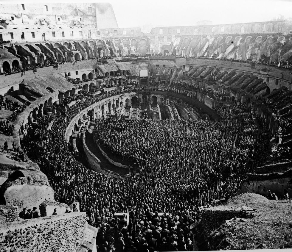 In 1928 houdt Mussolini in Rome een toespraak in het beroemde Colosseum