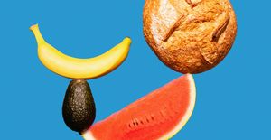 世の中には、極端な食品の取り方によるダイエット法があふれている。いずれかの栄養素の摂取量を大幅にカットすることを勧める食事方法には、実際に健康上のメリットがあるのだろうか──？名古屋大学の研究チームが発表した研究結果によると、炭水化物と脂質の摂取量を極端に減らすことは、寿命に影響を及ぼす可能性があるという。