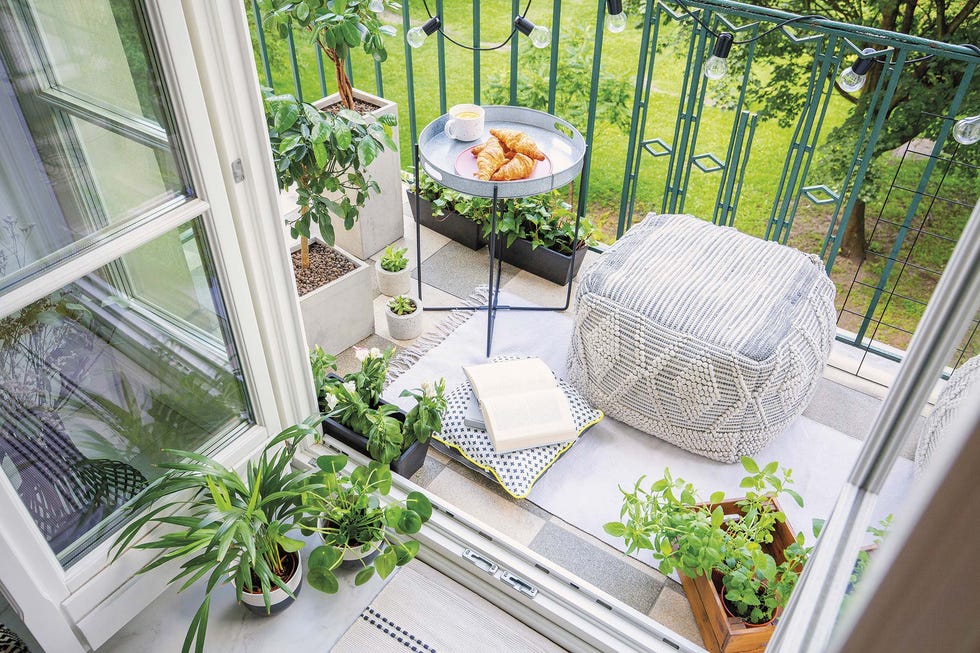 balcón con plantas y rincón de desayuno