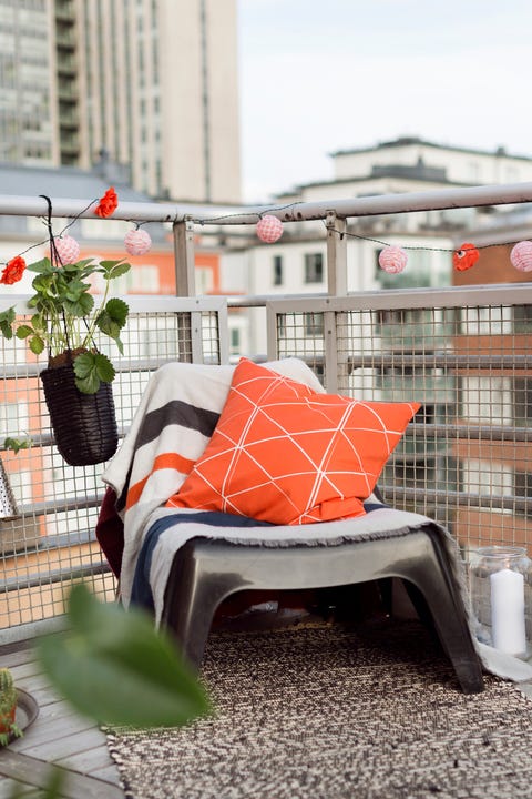 terraza pequeña con guirnaldas