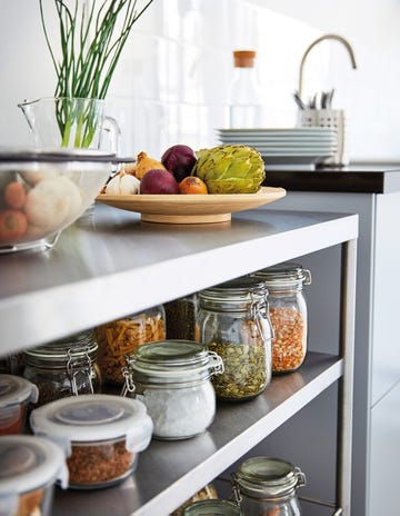 ordenar la cocina con tarros y recipientes de cristal de inspiración vintage