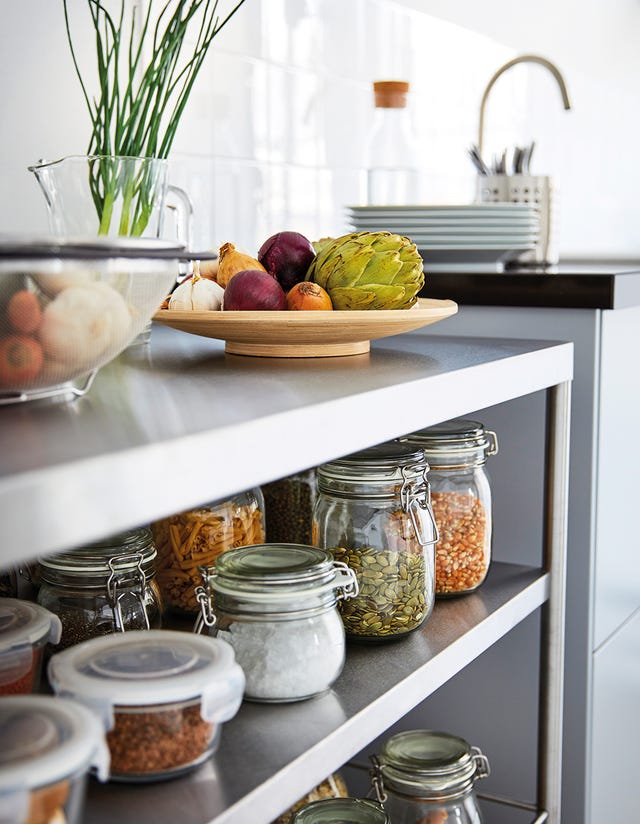 ordenar la cocina con tarros y recipientes de cristal de inspiración vintage