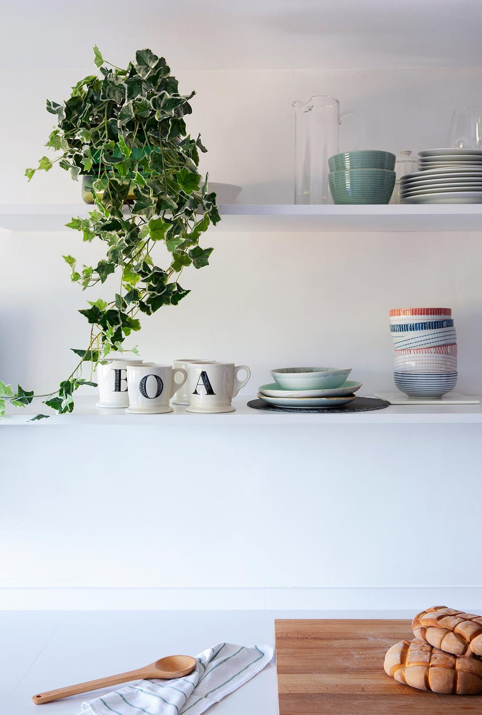 baldas de cocina con menaje a la vista